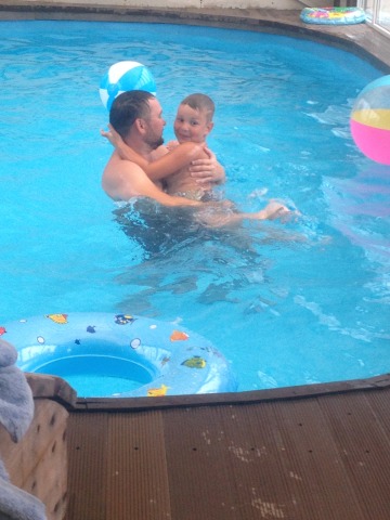 папа меня учит плавать в бассейне 38 самураев