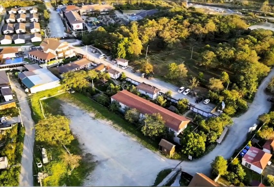 Вид сверху на территорию и верёвочный парк