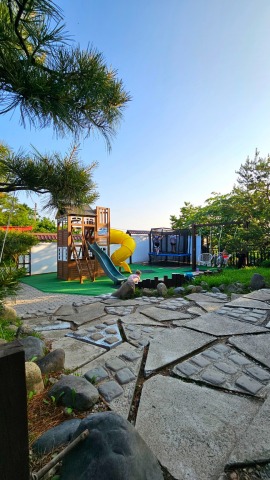 Детская площадка перед 1м корпусом