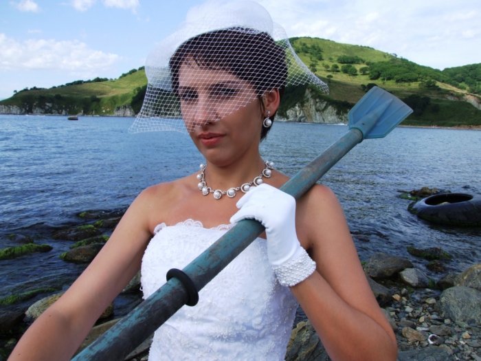 Девушка с веслом.Озеро Рица 2012. Отдых в Приморье.