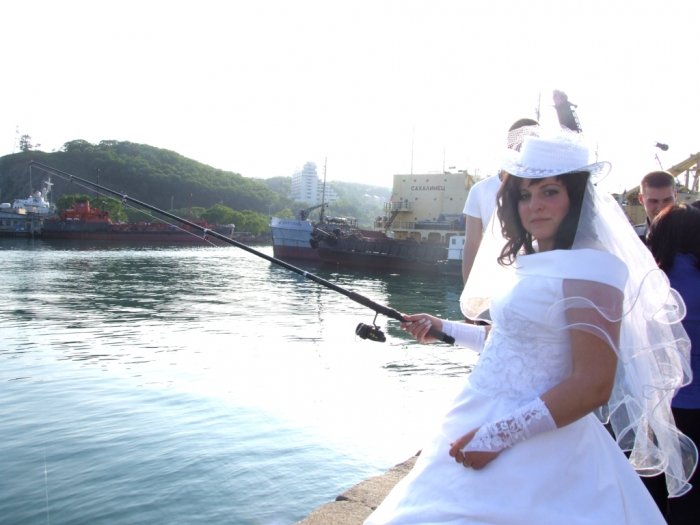 Невеста на рыбалке.Морвокзал 2012. Отдых в Приморье.