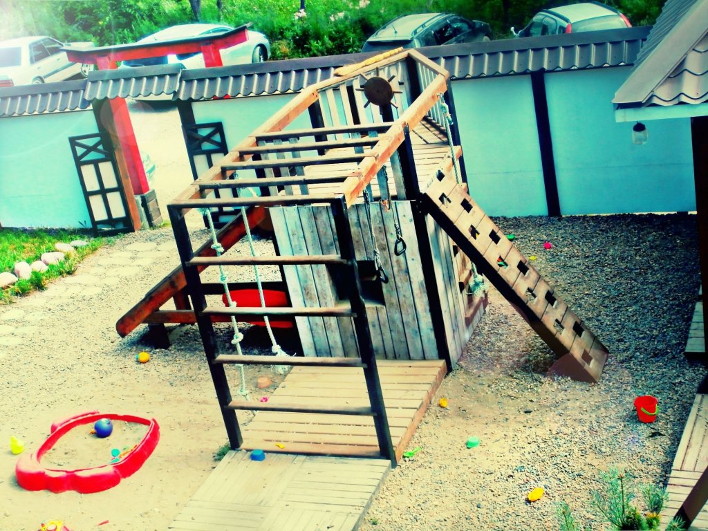 Детская площадка для детей ( во дворе усадьбы) 2014. Отдых в Приморье.