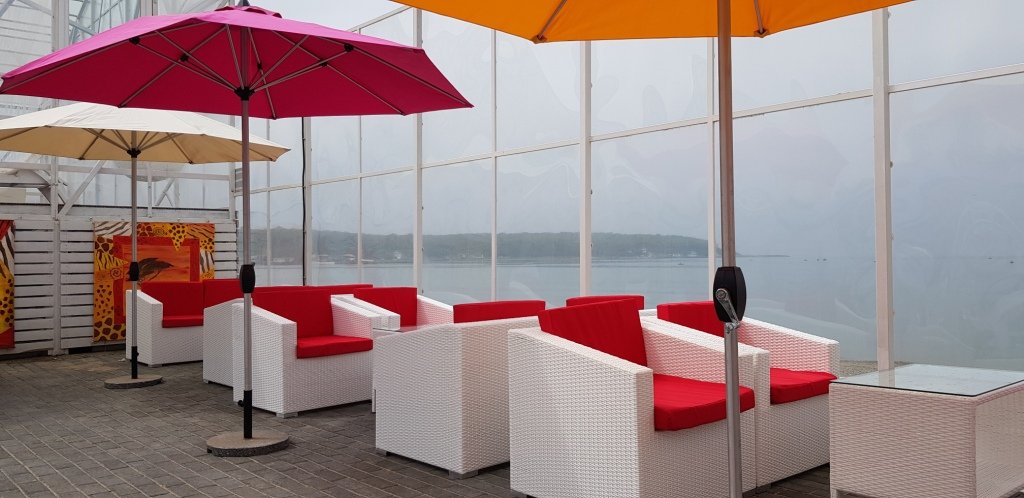 Пляжный клуб Акваландия, диванчики с видом на море 2019. Отдых в Приморье.