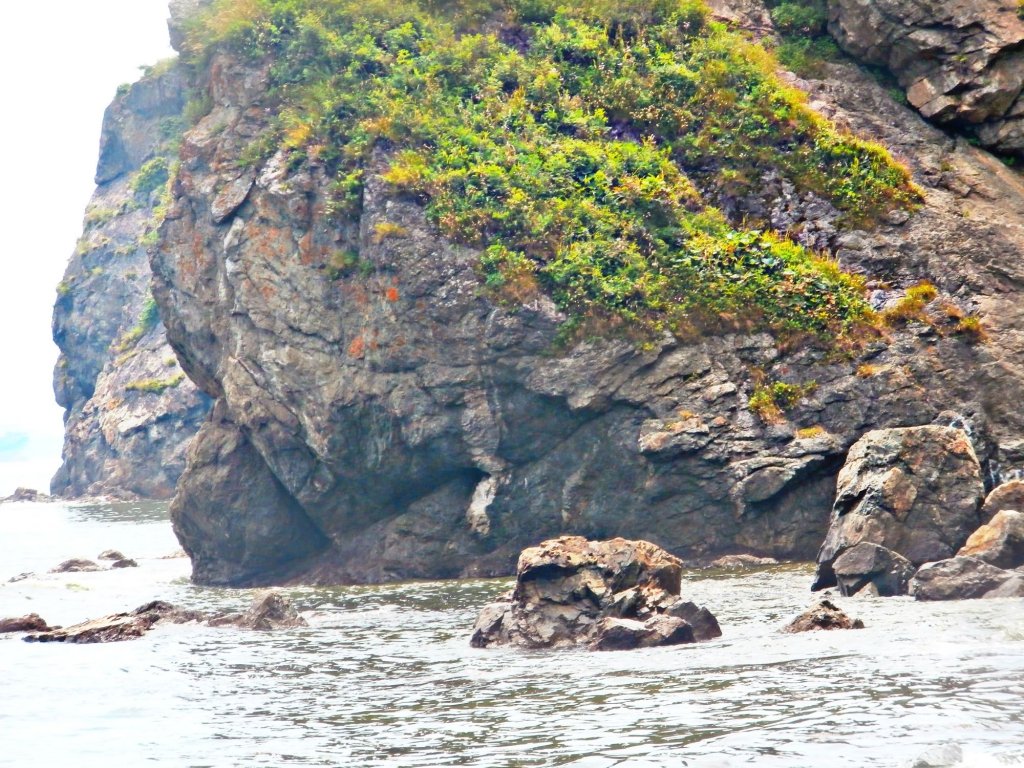 Камни расположенные у моря, рядом с Находкой 2014. Отдых в Приморье.